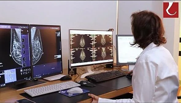 Radiologista na estação de laudos